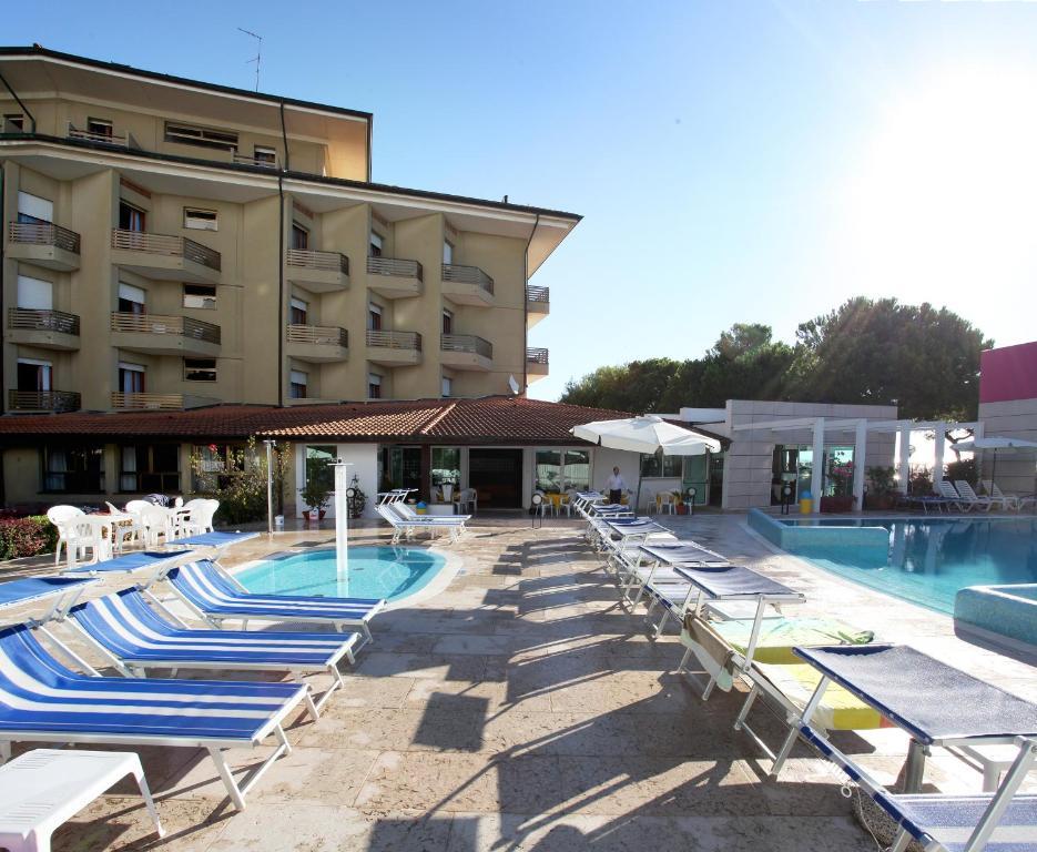Hotel Bristol لينانو سابيادورو المظهر الخارجي الصورة